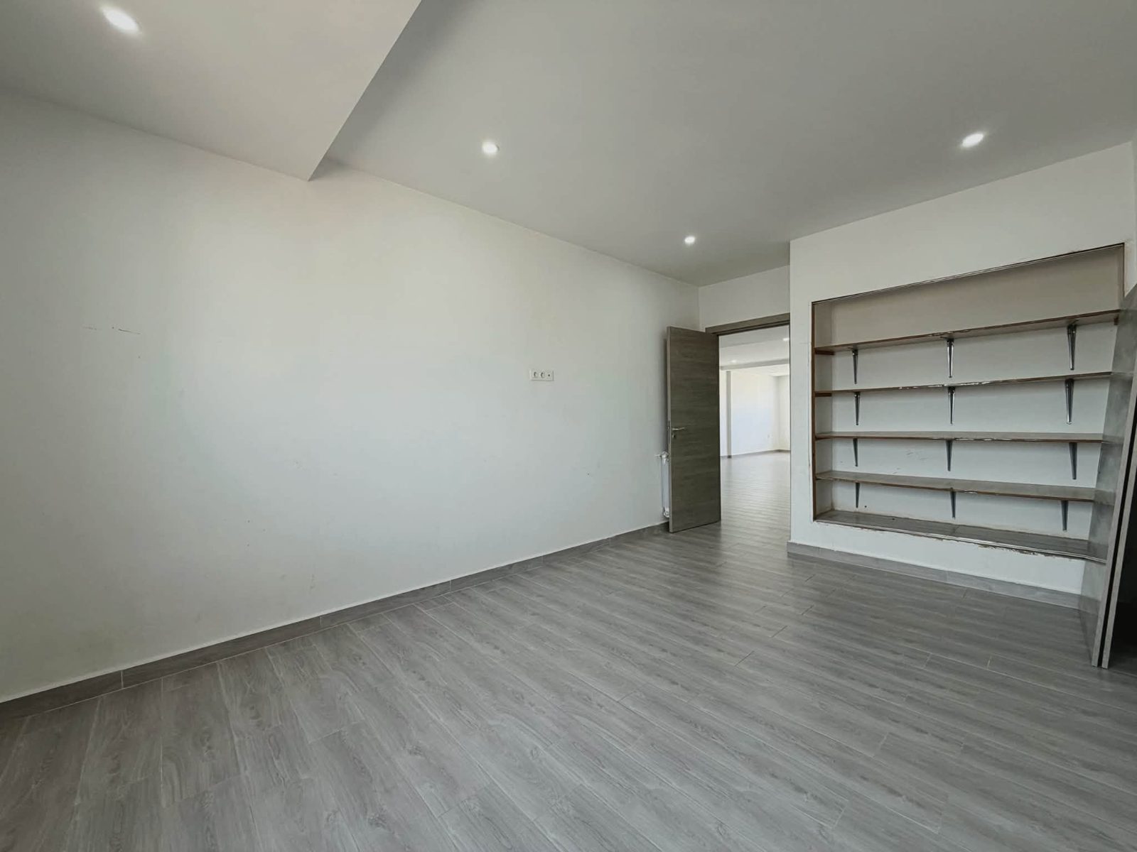 Appartement F3 avec parking à Chakib Arslane à Chakib Arslane, Oran – photo 4 sur 13