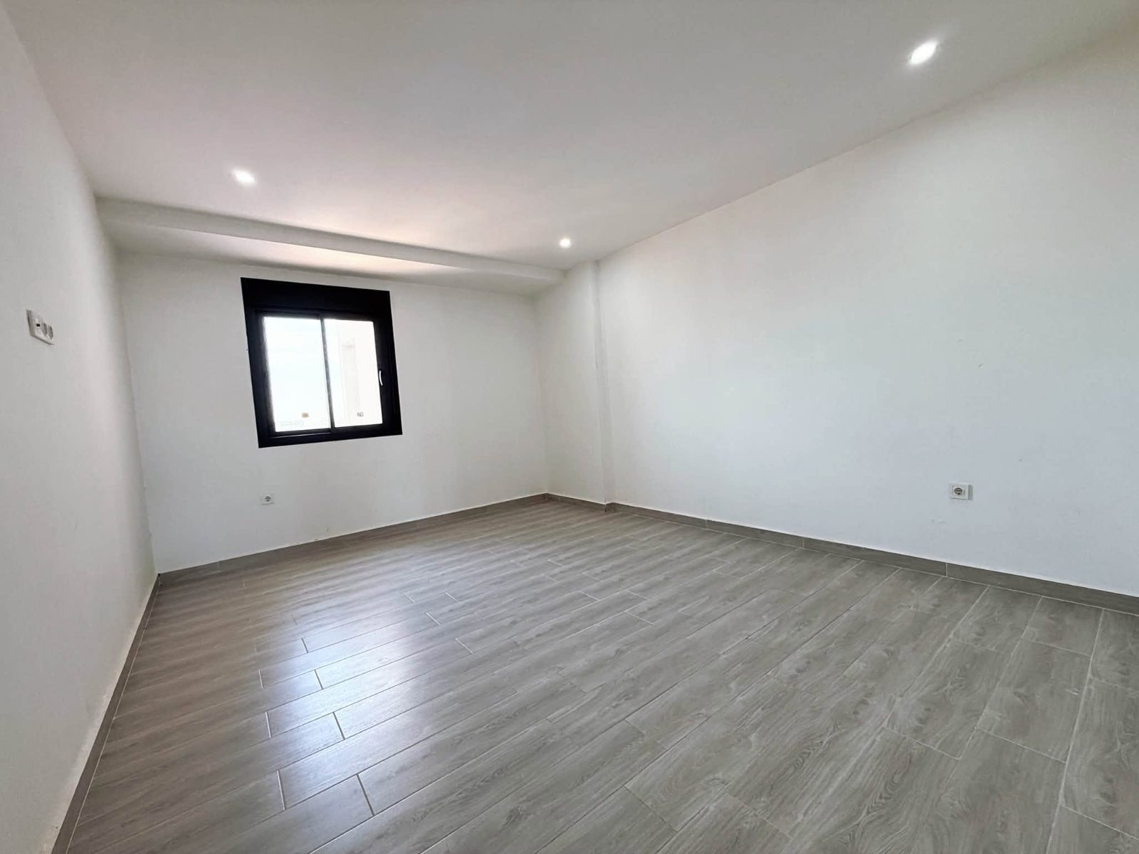 Appartement F3 avec parking à Chakib Arslane à Chakib Arslane, Oran – photo 6 sur 13