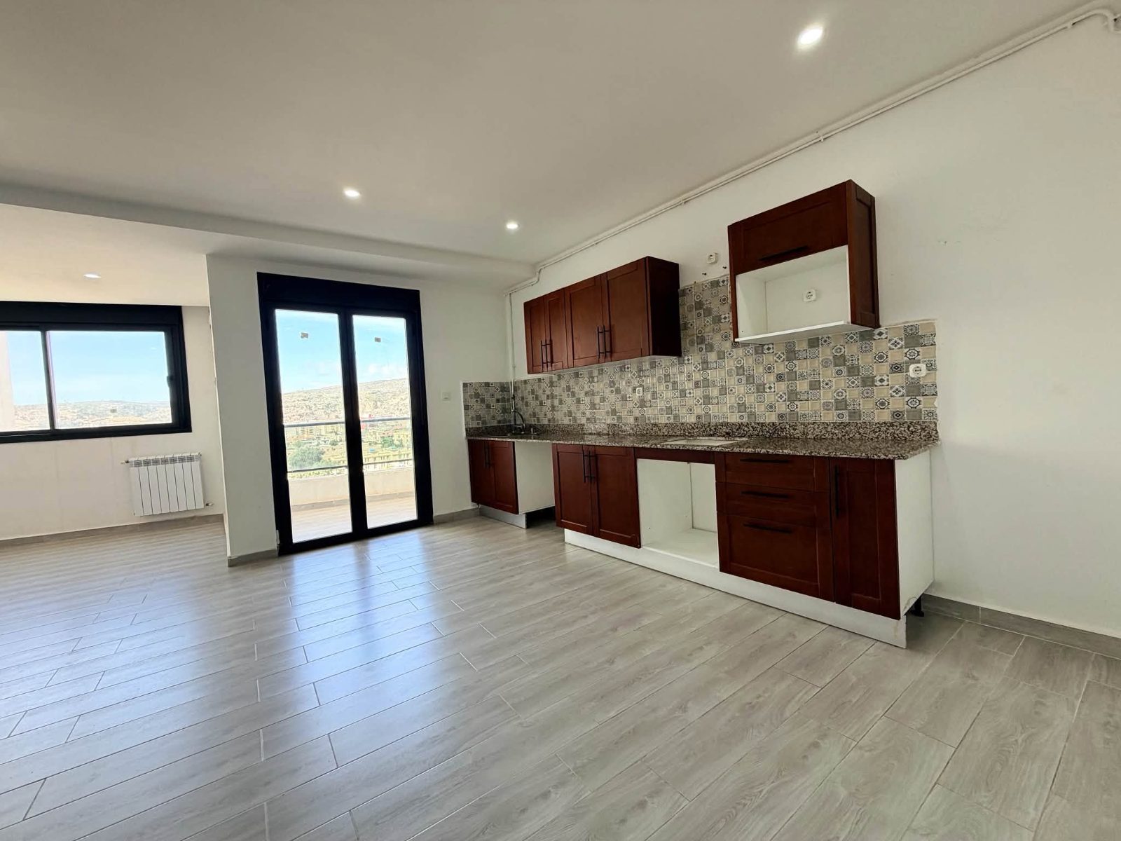 Appartement F3 avec parking à Chakib Arslane à Chakib Arslane, Oran – photo 9 sur 13